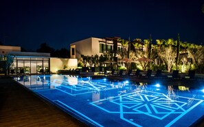 Piscine extérieure, chaises longues