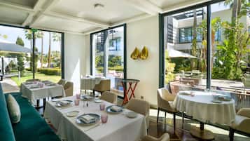 Daily continental breakfast (EUR 25 per person)