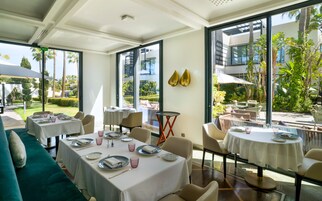 Desayuno continental diario (EUR 25 por persona)