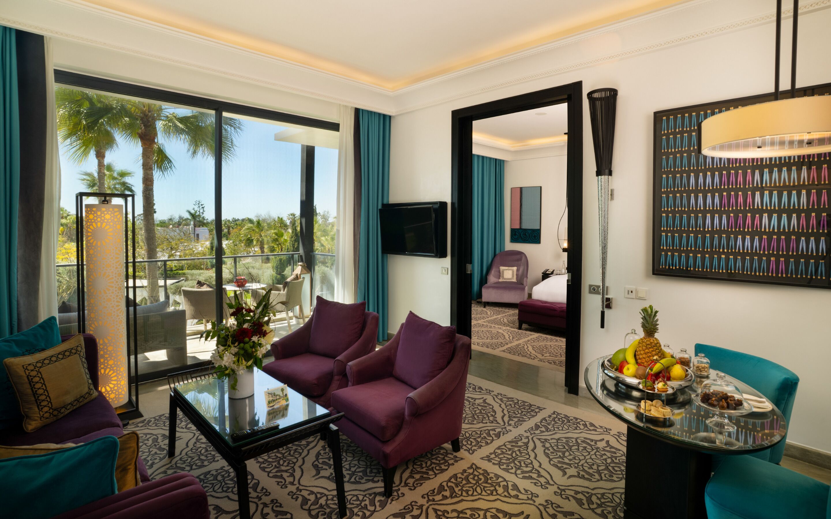 Suite Ziryab with balcony | Coin séjour | TV connectée de 42 pouces avec chaînes par satellite