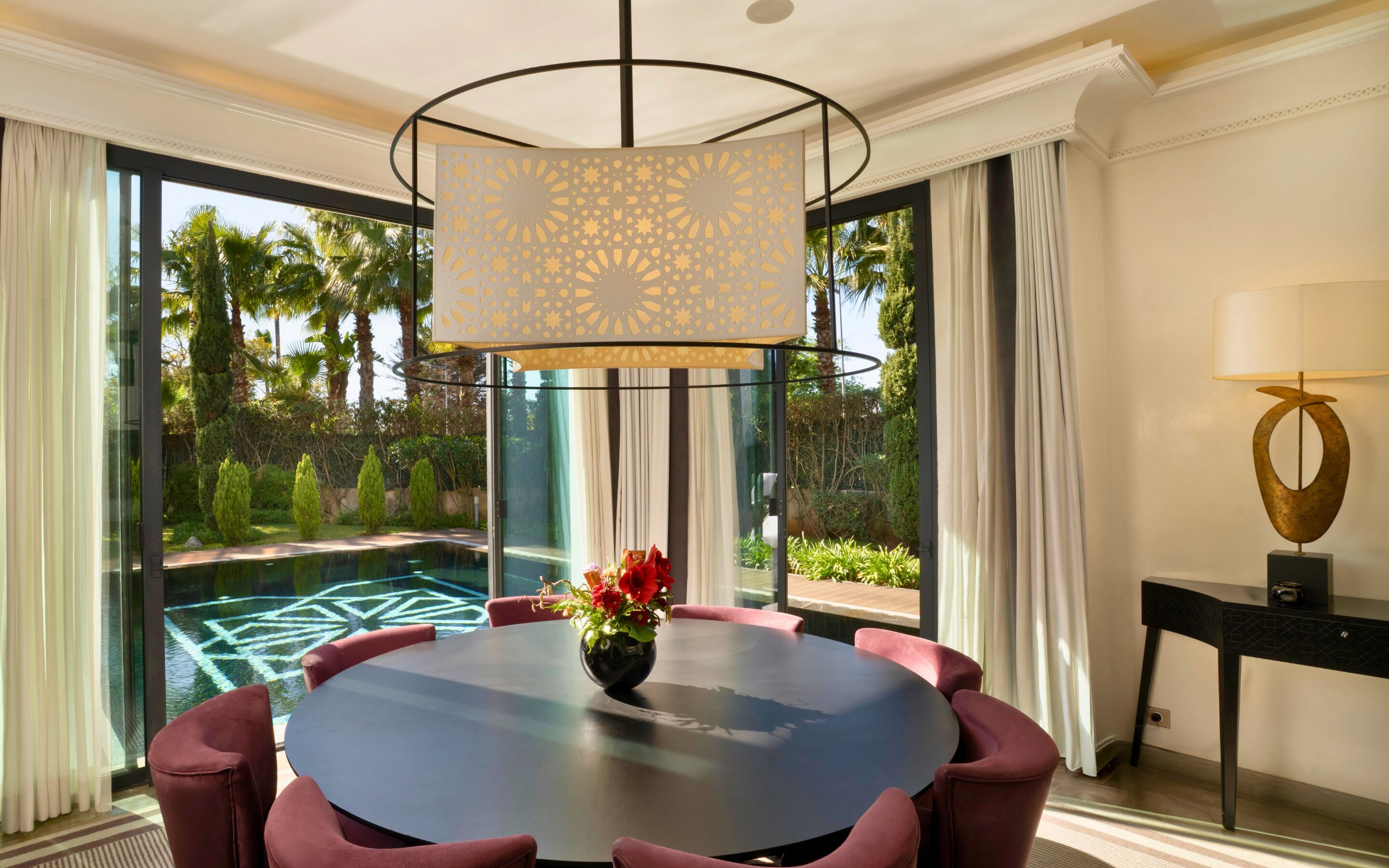 Villa (Emiri) | Coin séjour | TV connectée de 42 pouces avec chaînes par satellite