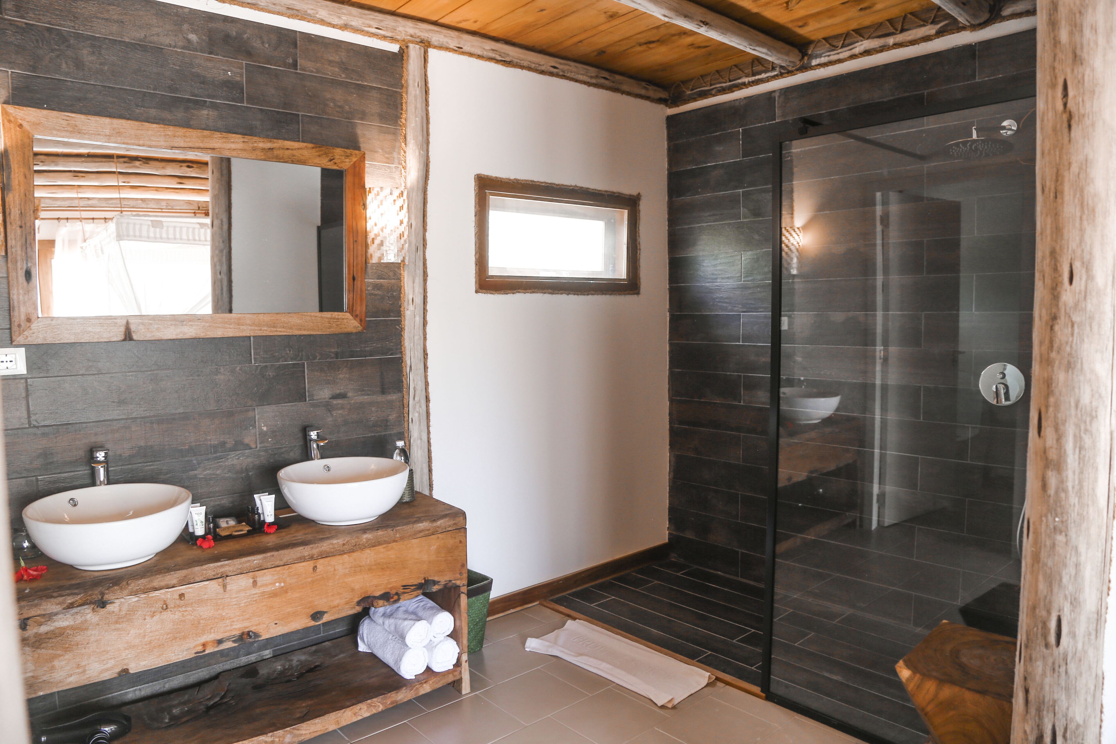 garden jungle double room | bathroom | free toiletries, hair dryer, towels