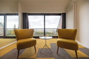 In-room safe, soundproofing, free WiFi, bed sheets - Le Floreal Panoramique (Tournai)