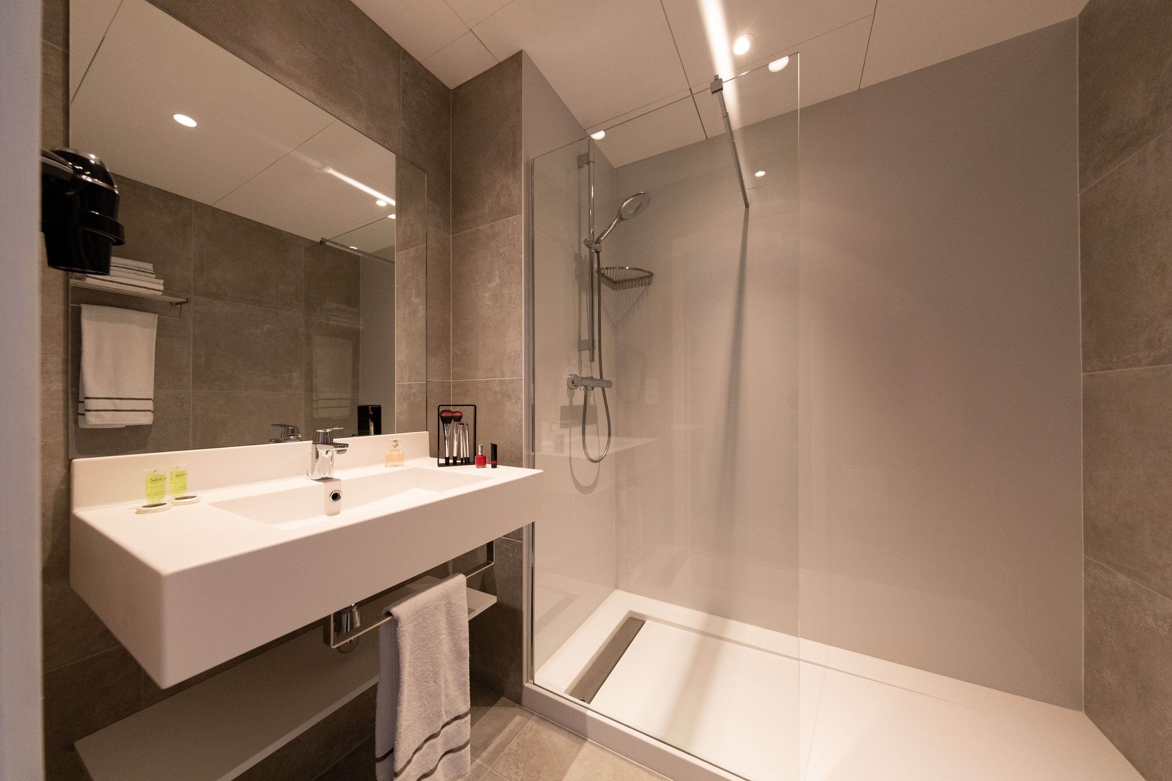 double room | bathroom | free toiletries, hair dryer, towels