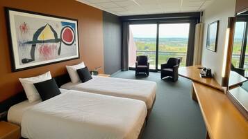 In-room safe, soundproofing, free WiFi, bed sheets