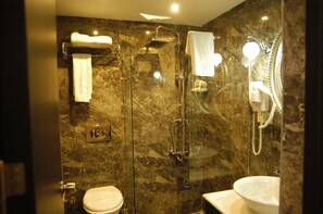 Articles de toilette de luxe, sèche-cheveux, peignoirs, chaussons