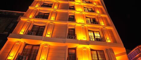 Voorkant accommodatie - avond/nacht