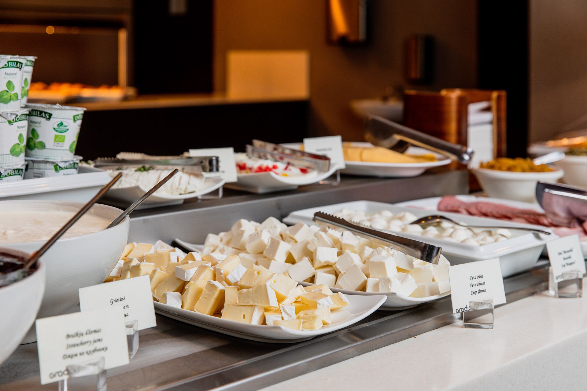 En buffet med forskellige oste og en yoghurtstation.