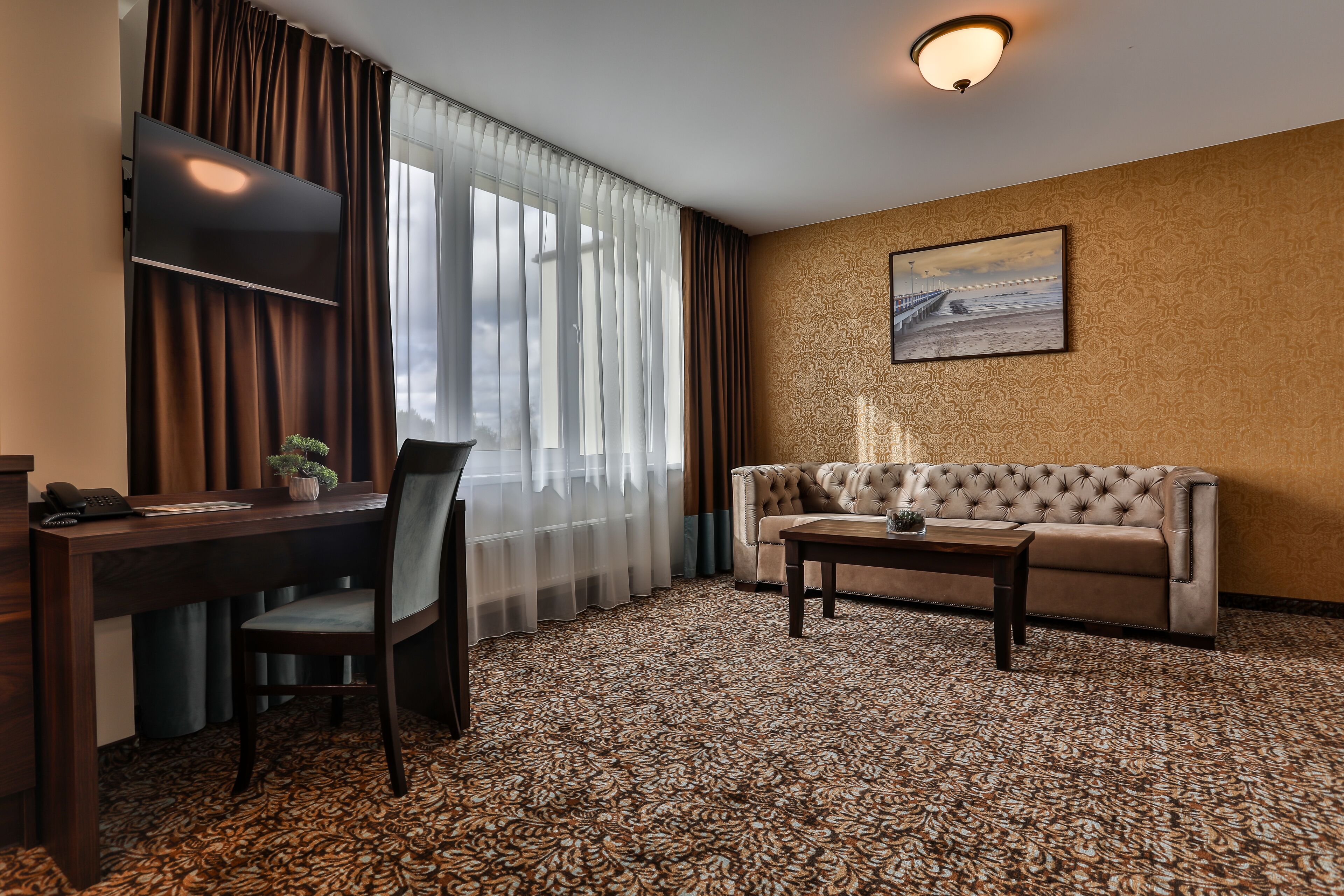 suite | living area | flat-screen tv