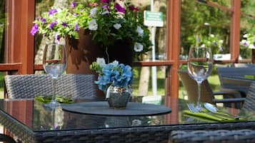 Petit déjeuner et déjeuner servis sur place, restauration en plein air
