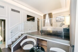 Deluxe Double or Twin Room, Hot Tub | Hypo-allergenic bedding, minibar, in-room safe, soundproofing - Palazzo Alfieri Residenza d’epoca  (Florence)