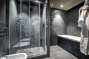 Douche, douche à « effet pluie », articles de toilette gratuits