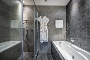Suite, vistas al río | Baño | Ducha y cabezal de ducha tipo lluvia