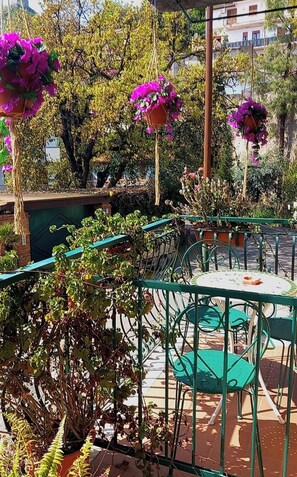 Familjerum - balkong | Sängtillbehör av högsta kvalitet och värdeförvaringsskåp på rummet