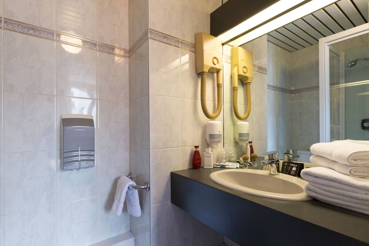 basic double room | bathroom | free toiletries, hair dryer, towels