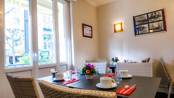 Petit déjeuner continental (10 EUR par personne)