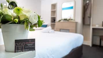 Een bureau, een strijkplank/strijkijzer, gratis wifi, beddengoed