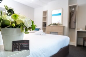 Escritorio, tabla de planchar con plancha, wifi gratis y ropa de cama 