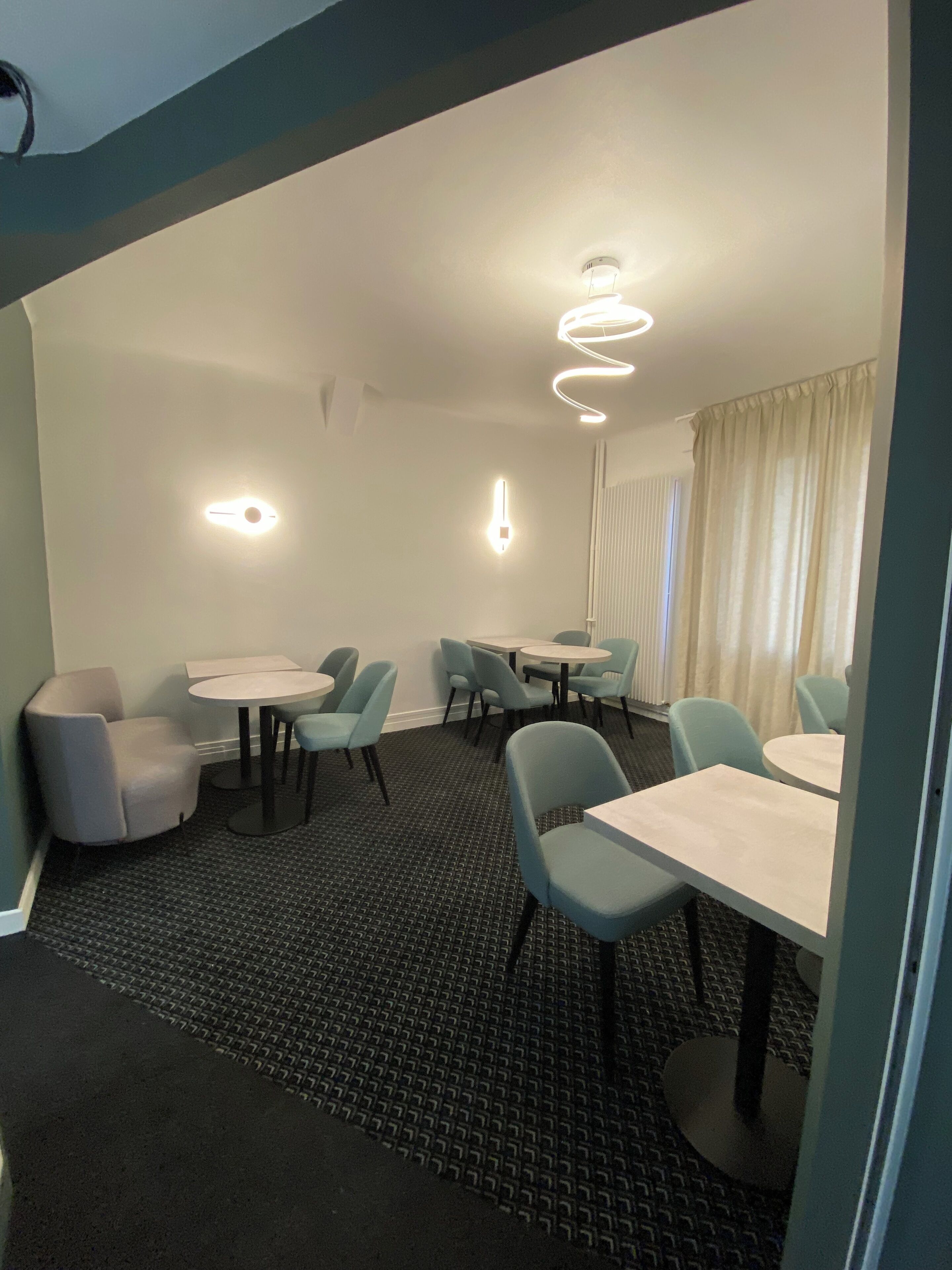 Desayuno continental diario (EUR 10 por persona)