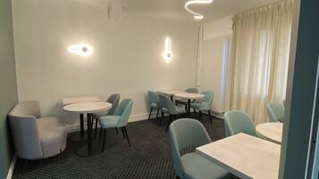 Desayuno continental diario (EUR 10 por persona)