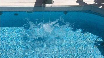 Piscina externa, espreguiçadeiras