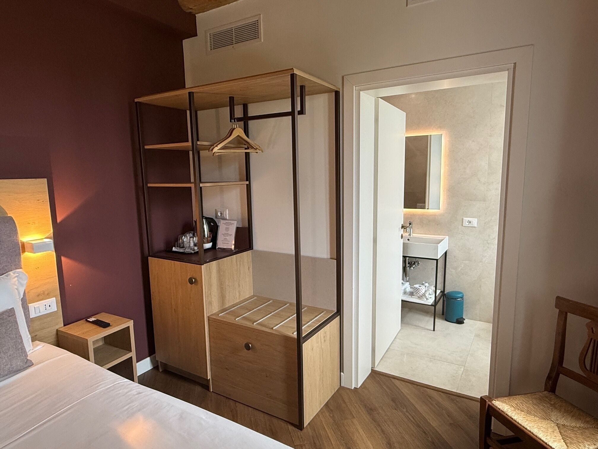 Bureau, espace de travail pour ordinateur portable, rideaux occultants