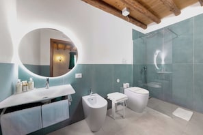 Familiekamer | Badkamer | Een douche, gratis toiletartikelen, een haardroger, een bidet