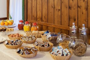 Se ofrece un desayuno bufé todos los días (por un coste adicional)