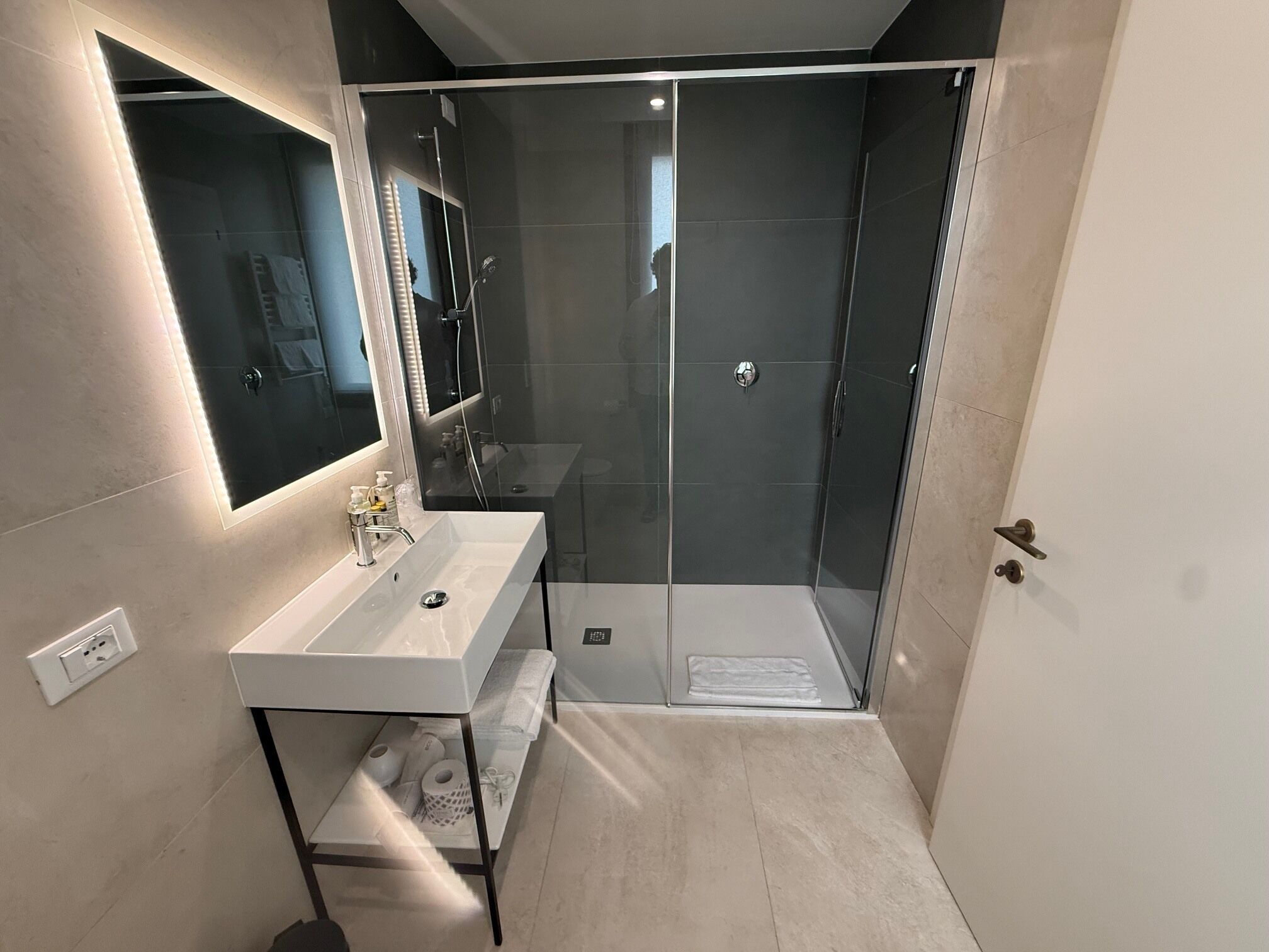 Shower, free toiletries, hair dryer, bidet