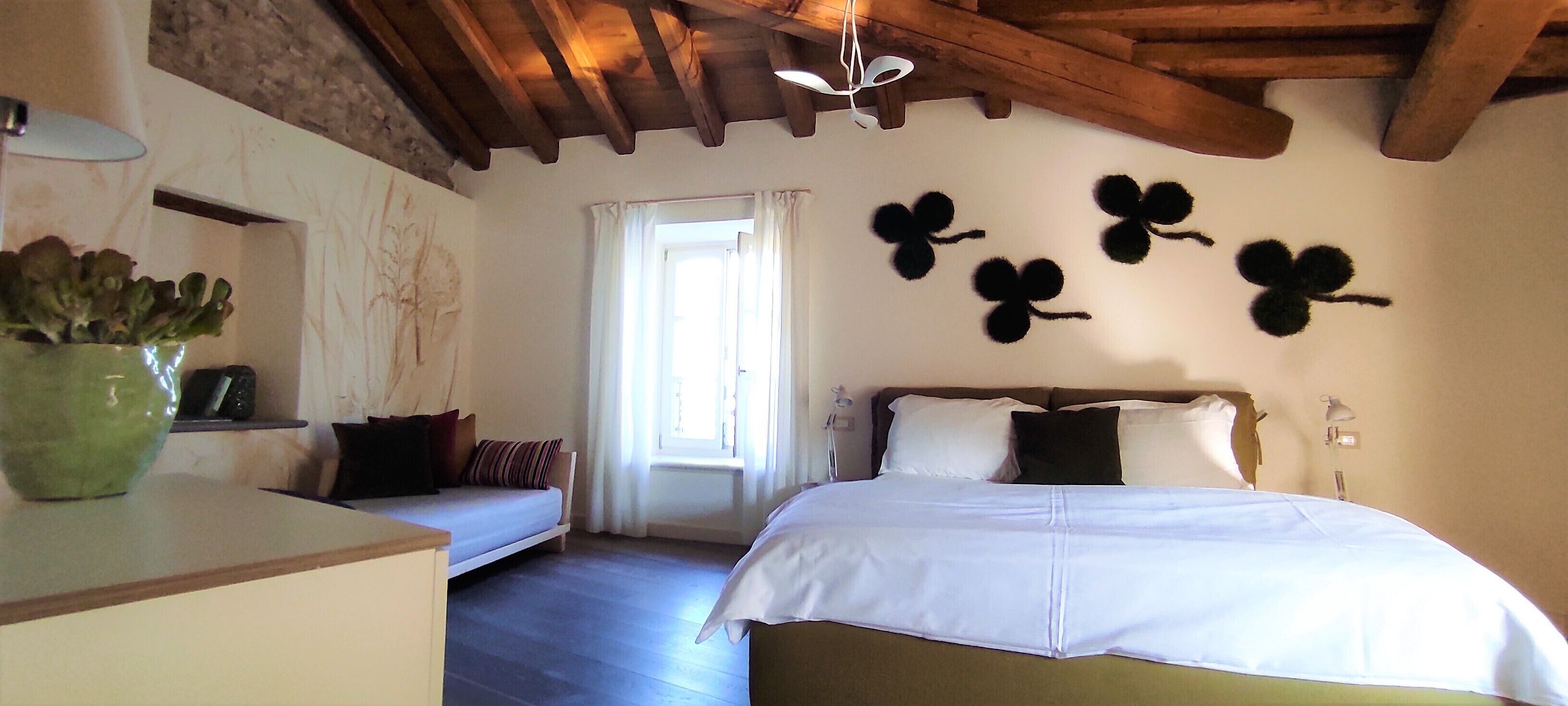 Suite – junior, utsikt mot innsjø | Dundyner, wi-fi (inkludert) og sengetøy