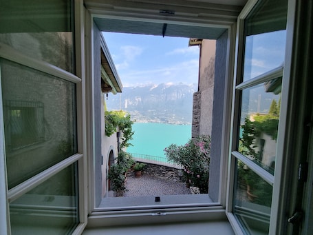 Suíte júnior, vista para o lago | Vista do quarto. Locanda Al Castelletto
