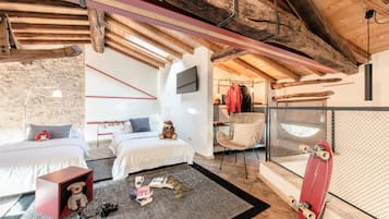 Deluxe Double or Twin Room | Down comforters, WiFi (free), bed sheets