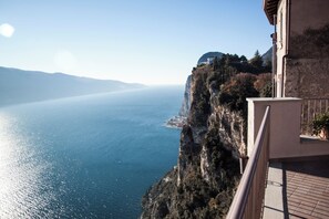 ジュニア スイート   テラス レイクビュー | テラス / パティオ