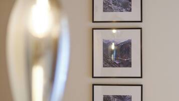 Una lampada a soffitto e tre fotografie incorniciate su una parete.
