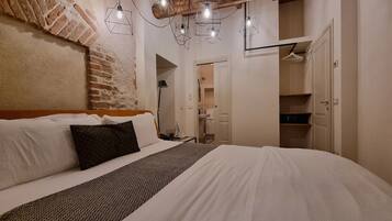 Suite Comfort, non fumatori, vista città | Copriletto in piuma, Wi-Fi gratuito, lenzuola