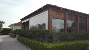 Ein modernes Haus mit großer Garagentür, befestigter Auffahrt und gepflegten Hecken.