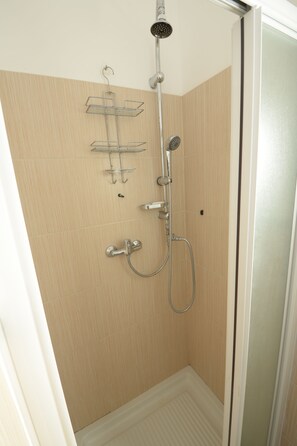 Panoramic-Doppelzimmer, Gartenblick | Dusche im Bad