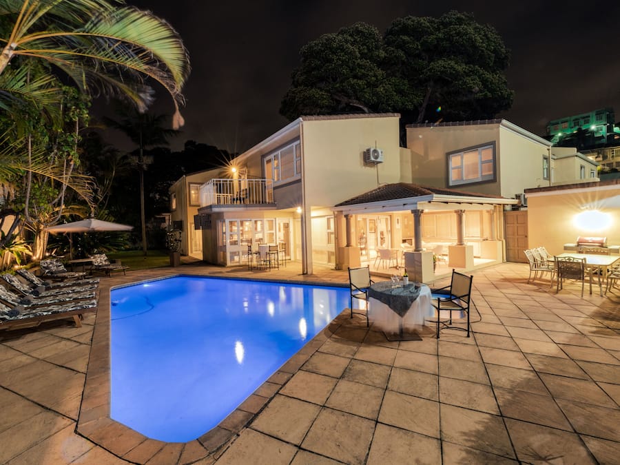 Piscina externa, guarda-sóis, espreguiçadeiras