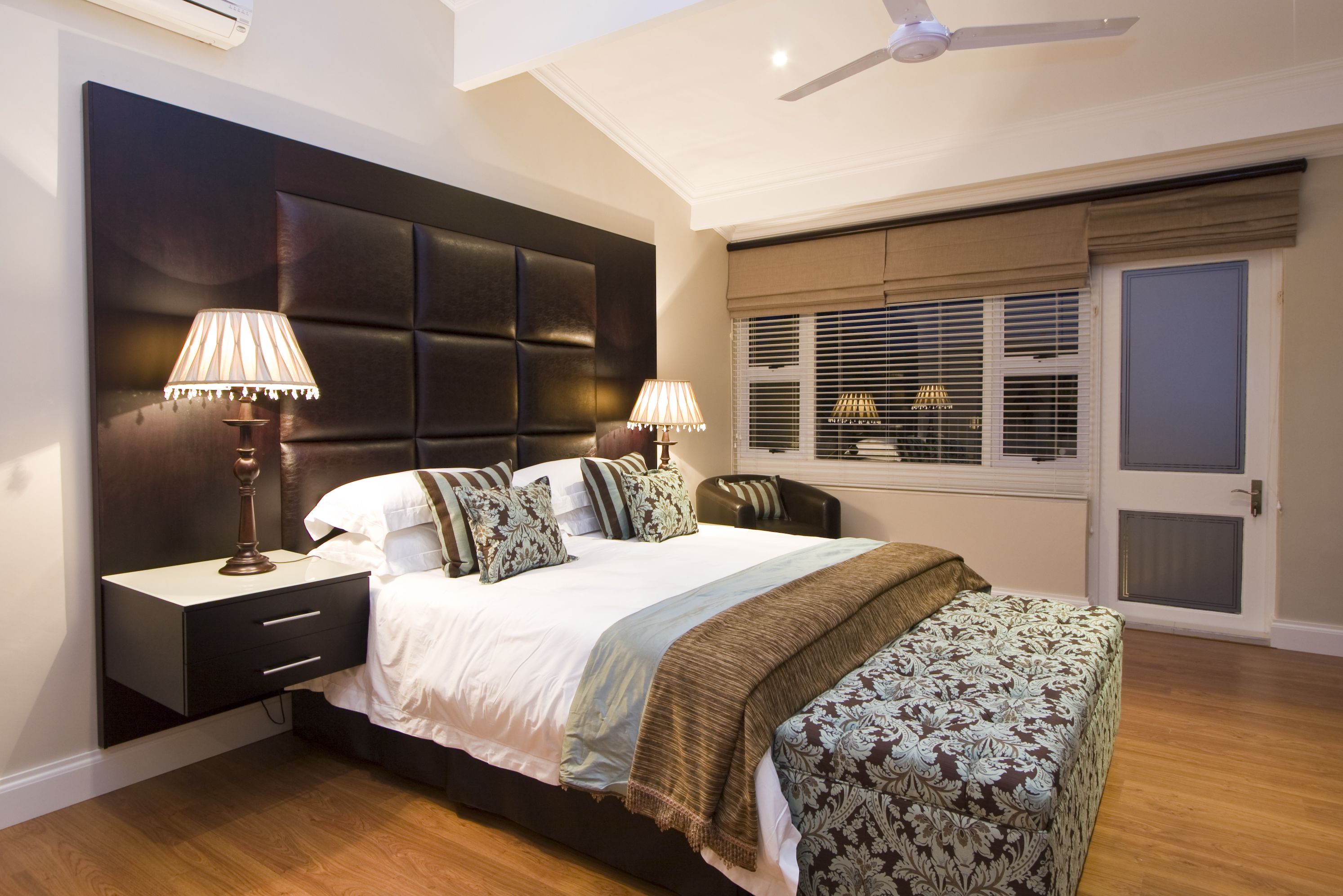 أغطية فراش متميزة وميني بار وخزنة داخل الغرفة وبديكورات فريدة لكل غرفة