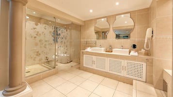 Suite (Manor) | Bathroom | Free toiletries, hair dryer, bathrobes, slippers