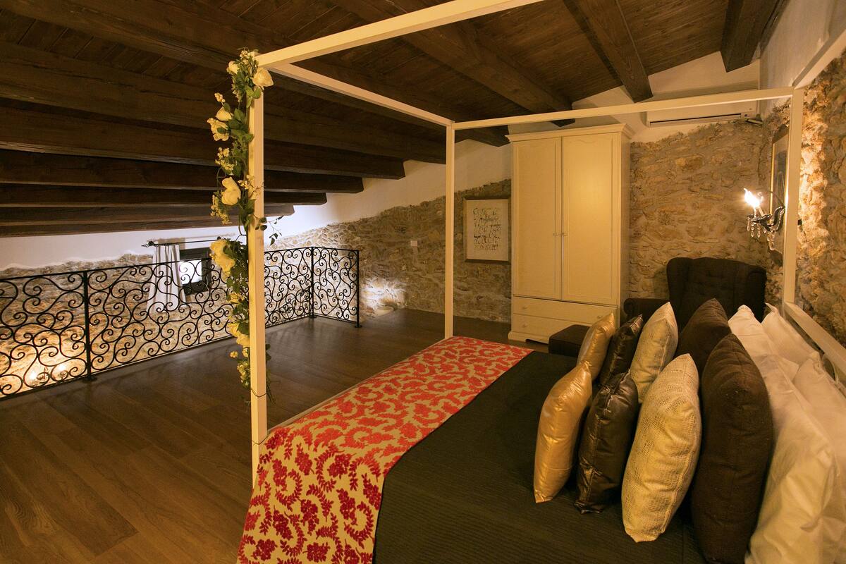Suite – deluxe, massasjebadekar | 1 soverom, italienske Frette-laken og sengetøy av topp kvalitet
