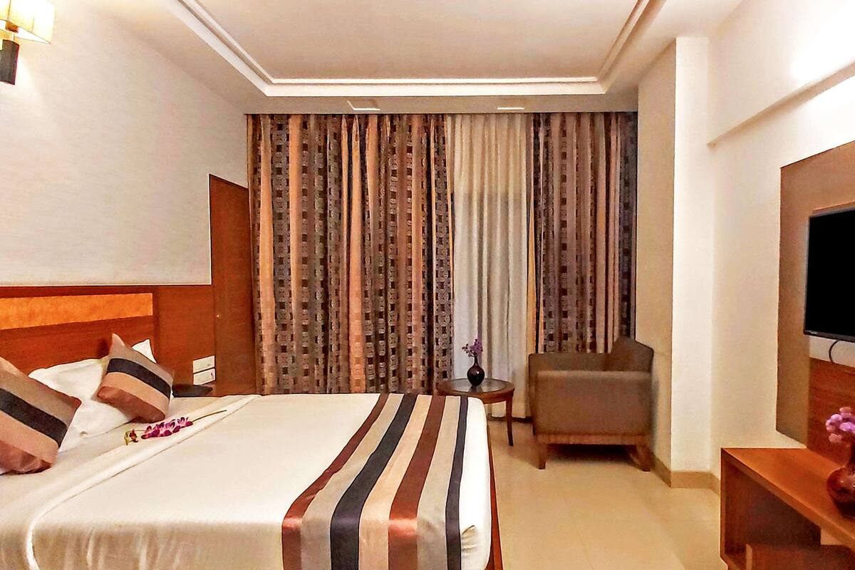 Ropa de cama de alta calidad y caja de seguridad en la habitación 