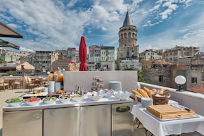 Outdoor dining - By Murat Hotels Galata (Istanbul)