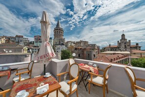 Outdoor dining - By Murat Hotels Galata (Istanbul)