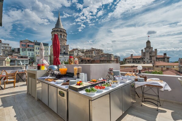 Outdoor dining - By Murat Hotels Galata (Istanbul)