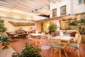 Courtyard - Hotel Sant' Anna (Rome)