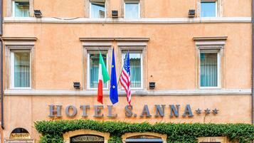 Vista frontal de la propiedad