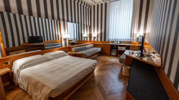 Habitación cuádruple clásica | Ropa de cama hipoalergénica y minibar