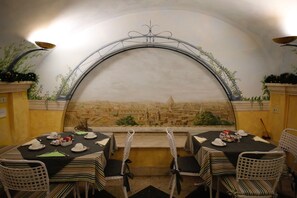 Petit déjeuner buffet (15 EUR par personne)