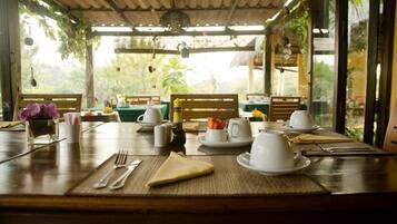Melayani sarapan, makan siang, makan malam; dengan pemandangan taman